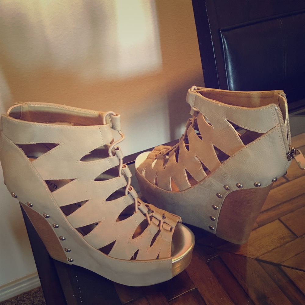 Chinese laundry tan women’s wedge size 6